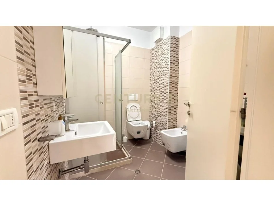 Tirane, jepet me qera apartament 2+1+Ballkon Kati 3, 111 m² 500 € (astir)