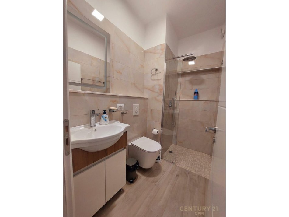 Tirane, jepet me qera 1+1 Kati 5, 60 m² 600 € 