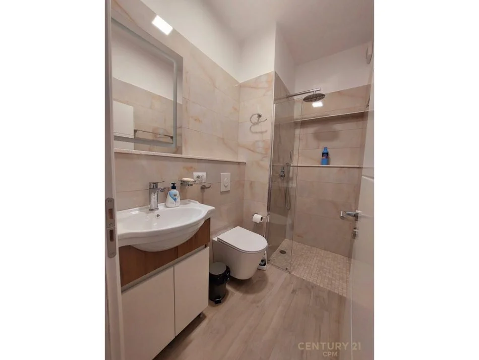 Tirane, jepet me qera 1+1 Kati 5, 60 m² 600 € 