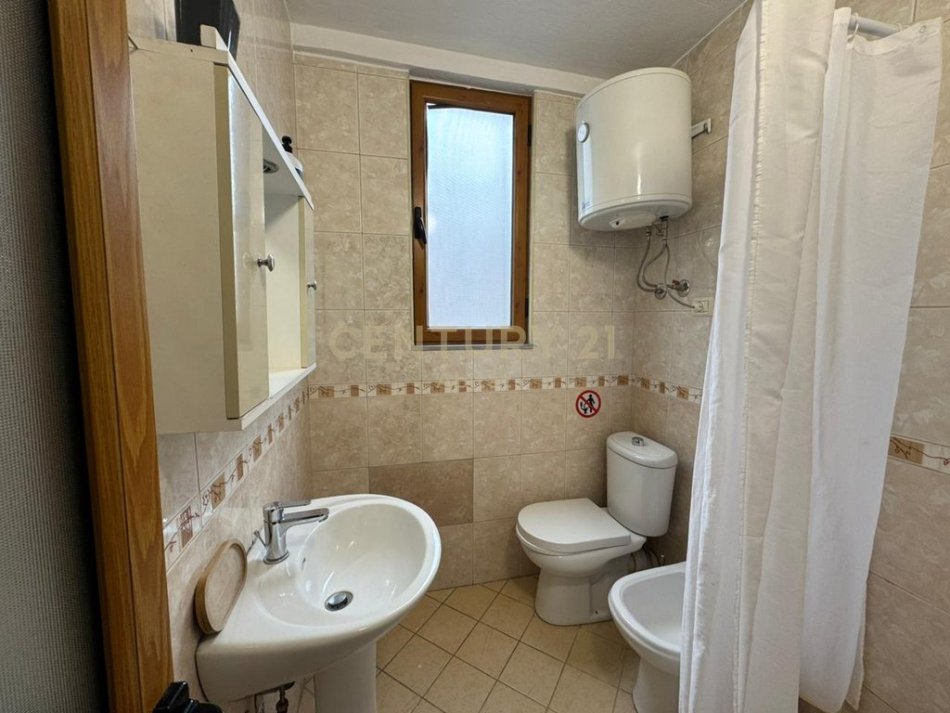 jepet me qera apartament 1+1 , 45 m² 450 € (PRANE Gjimnazit PETRO NINI)