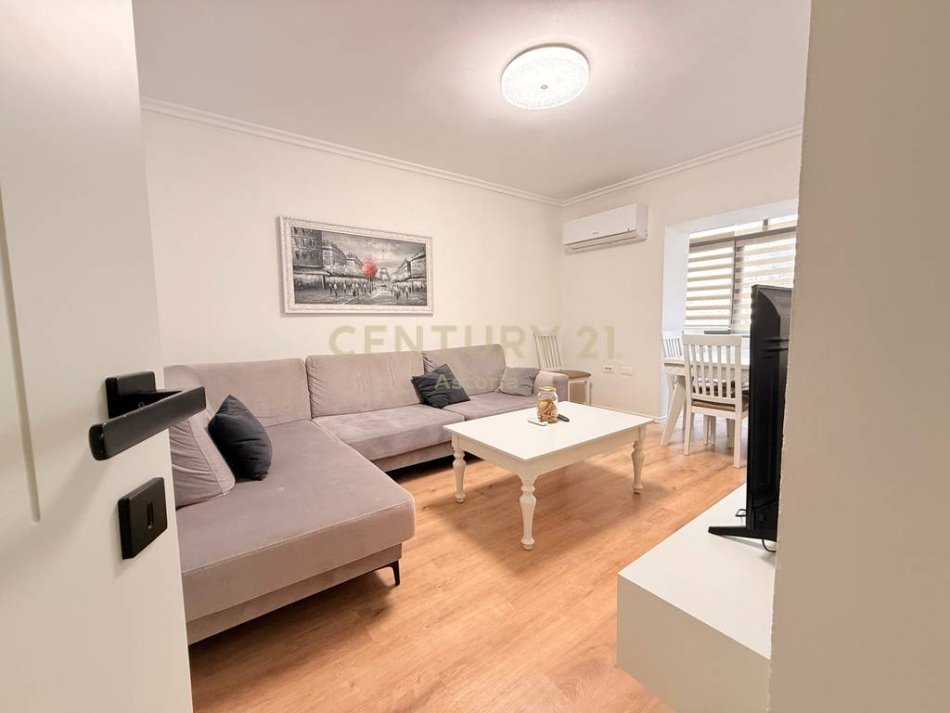 Tirane, jepet me qera 2+1 Kati 3, 72 m² 750 € 