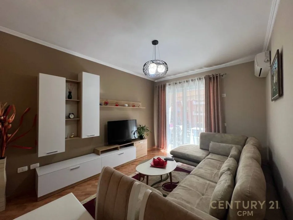 Tirane, jepet me qera apartament 1+1+Ballkon Kati 3, 68 m² 500 € (perballe spitali amerikan 3)
