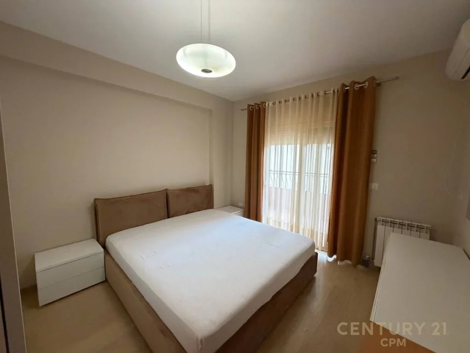 Tirane, jepet me qera apartament 3+1+Ballkon Kati 2, 124 m² 1.000 € (komuna e parisit)