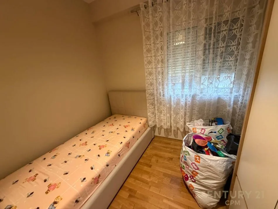 Tirane, jepet me qera apartament 3+1+Ballkon Kati 2, 124 m² 1.000 € (komuna e parisit)