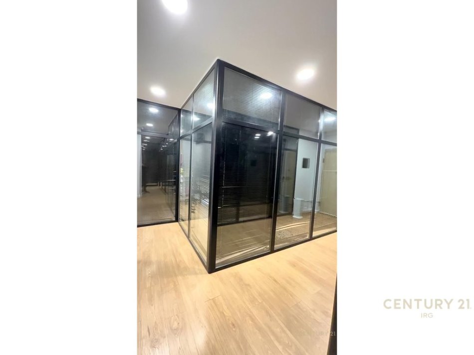 Tirane, jepet me qera apartament 1+1 Kati 2, 180 m² 2.500 € 