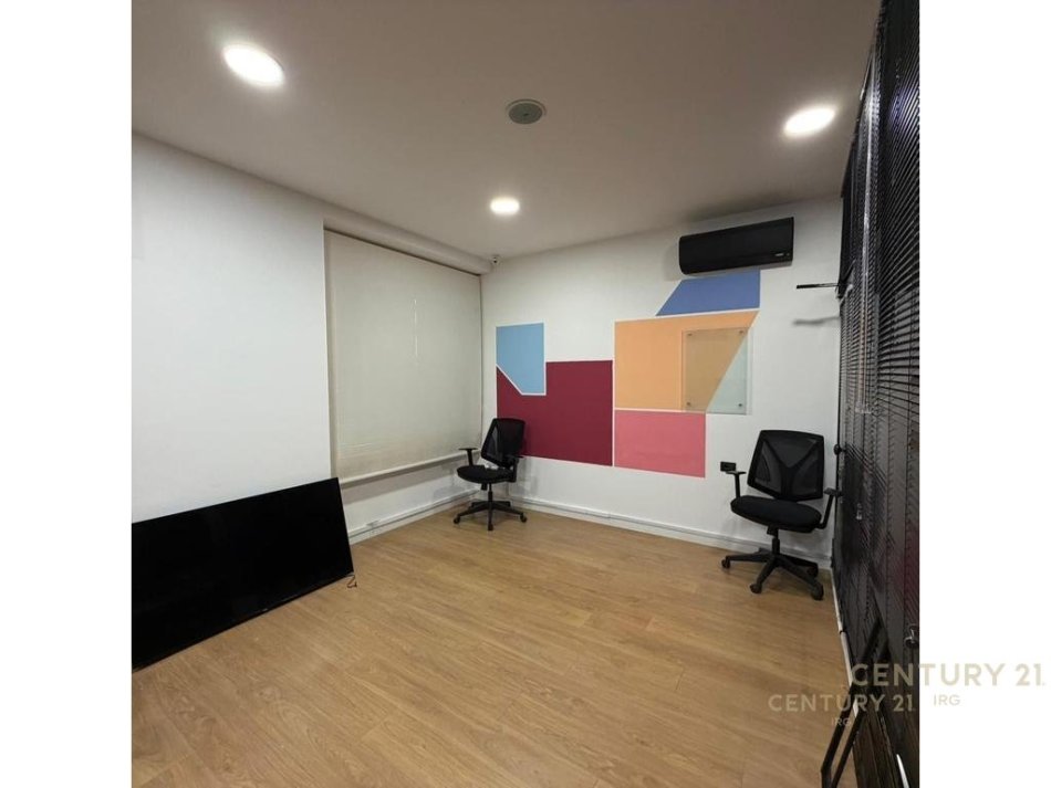 Tirane, jepet me qera apartament 1+1 Kati 2, 180 m² 2.500 € 