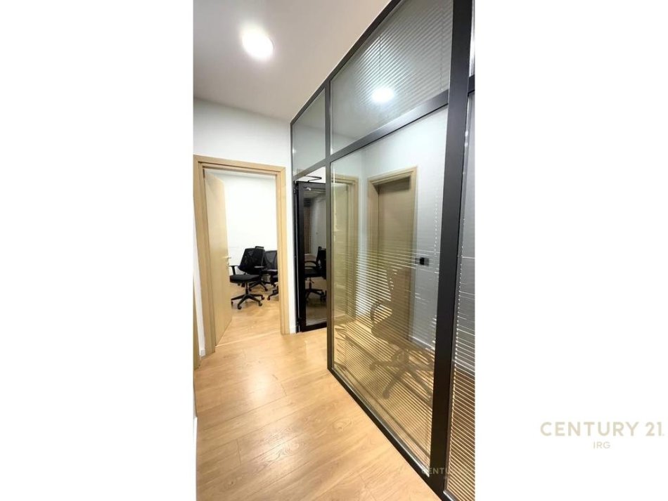 Tirane, jepet me qera apartament 1+1 Kati 2, 180 m² 2.500 € 