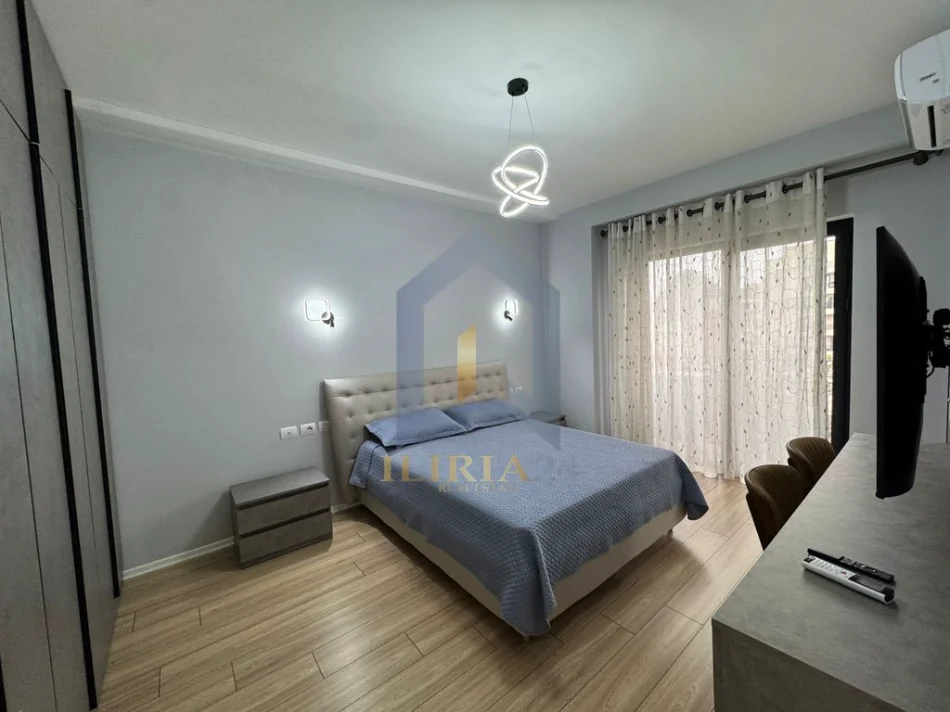Tirane, jap me qera apartament 3+1+Aneks+Ballkon Kati 5, 130 m² 2.100 € (Apartament 3+1 me qira tek Tirana Graden Building Rruga e Kavajes)