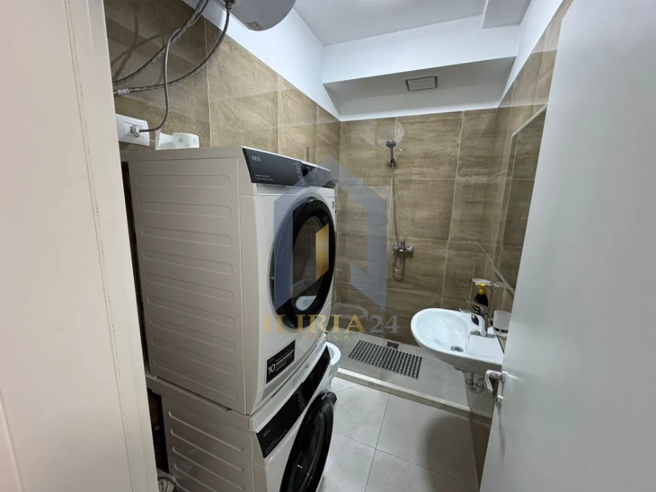 Tirane, jap me qera apartament 3+1+Aneks+Ballkon Kati 5, 130 m² 2.100 € (Apartament 3+1 me qira tek Tirana Graden Building Rruga e Kavajes)