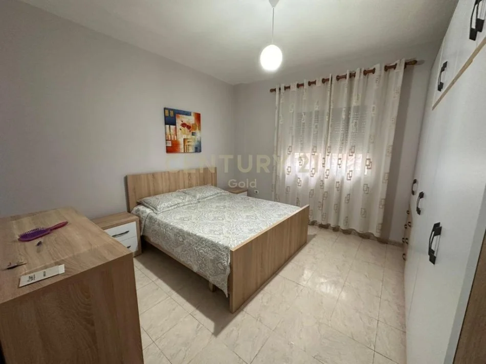 Tirane, jepet me qera apartament 2+1+Ballkon Kati 4, 85 m² 650 € (hipoteka)