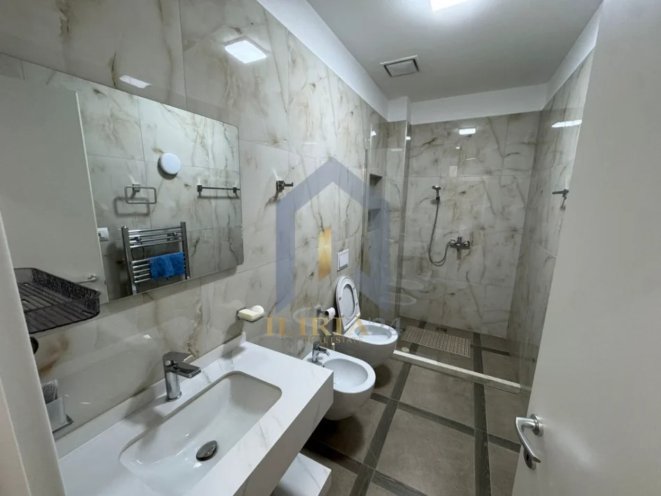 Tirane, jap me qera apartament 3+1+Aneks+Ballkon Kati 5, 130 m² 2.100 € (Apartament 3+1 me qira tek Tirana Graden Building Rruga e Kavajes)