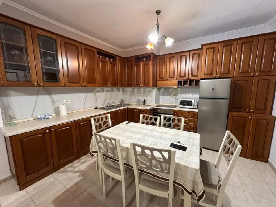 Tirane, jepet me qera apartament 2+1+Ballkon Kati 4, 85 m² 650 € (hipoteka)