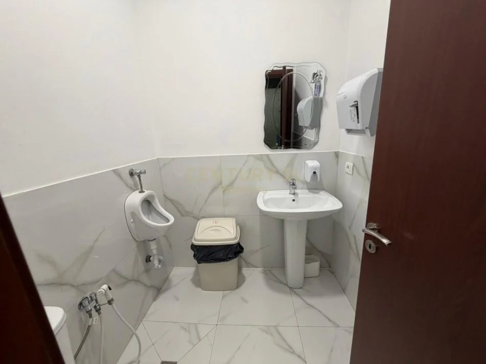 Tirane, jepet me qera zyre Kati 1, 237 m² 4.400 € (perballe delijorgjit)