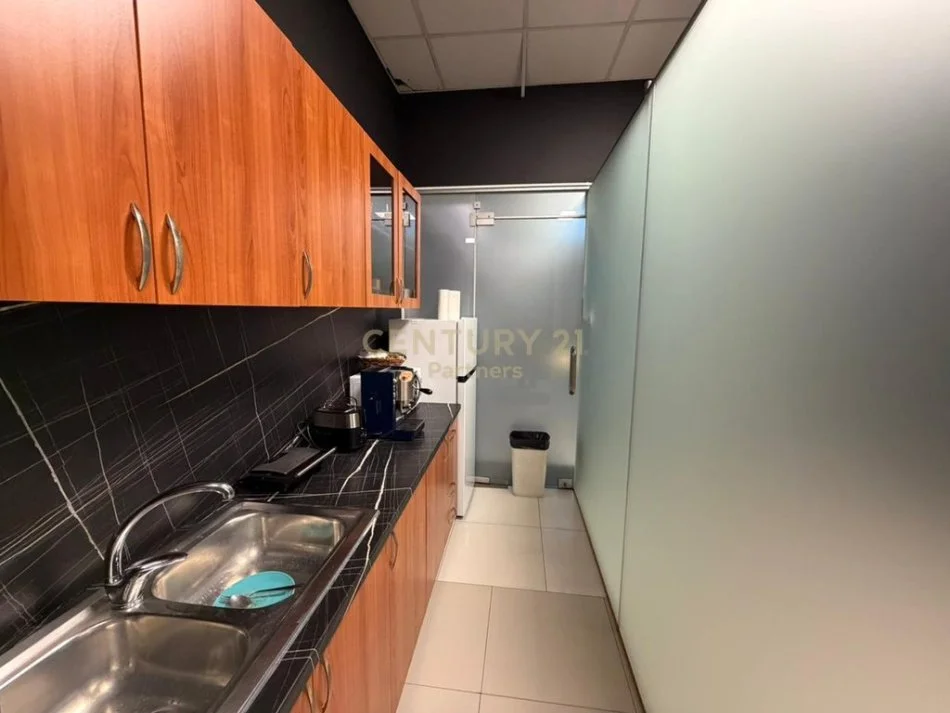 Tirane, jepet me qera zyre Kati 1, 237 m² 4.400 € (perballe delijorgjit)