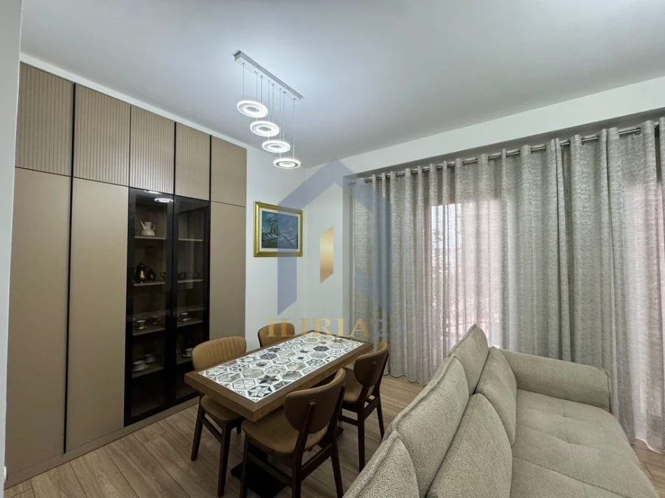 Tirane, jap me qera apartament 3+1+Aneks+Ballkon Kati 5, 130 m² 2.100 € (Apartament 3+1 me qira tek Tirana Graden Building Rruga e Kavajes)