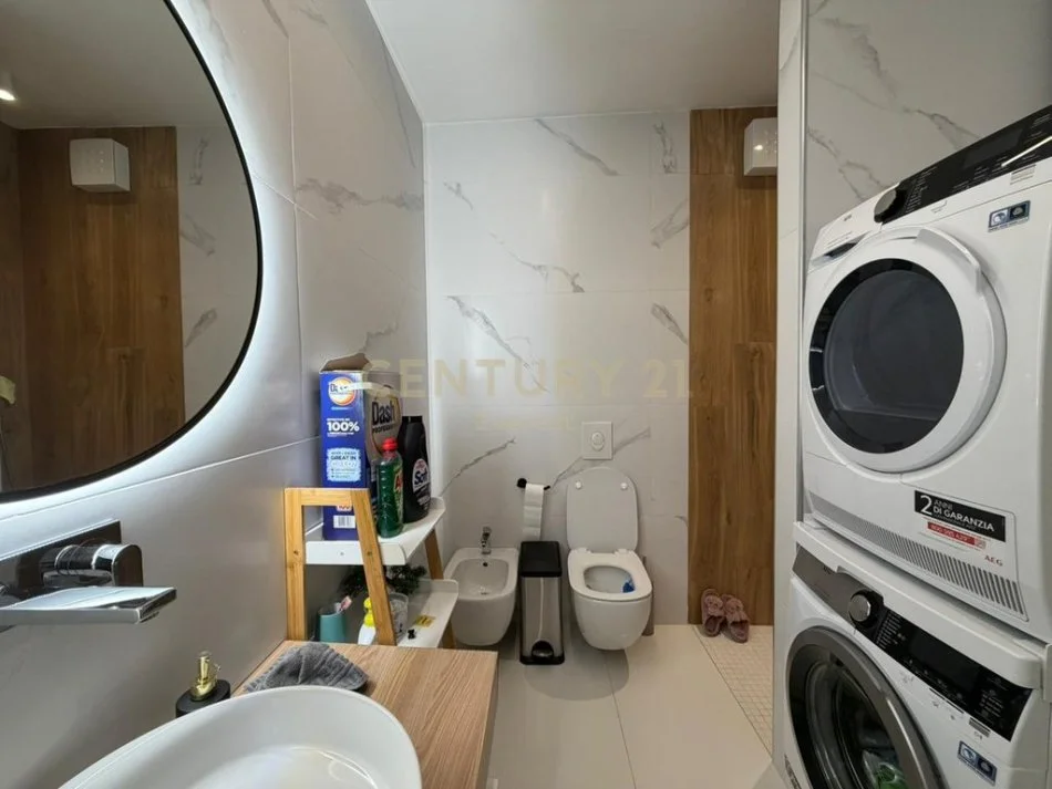 Tirane, shitet apartament 3+1 Kati 5, 205 m² 235.000 € 