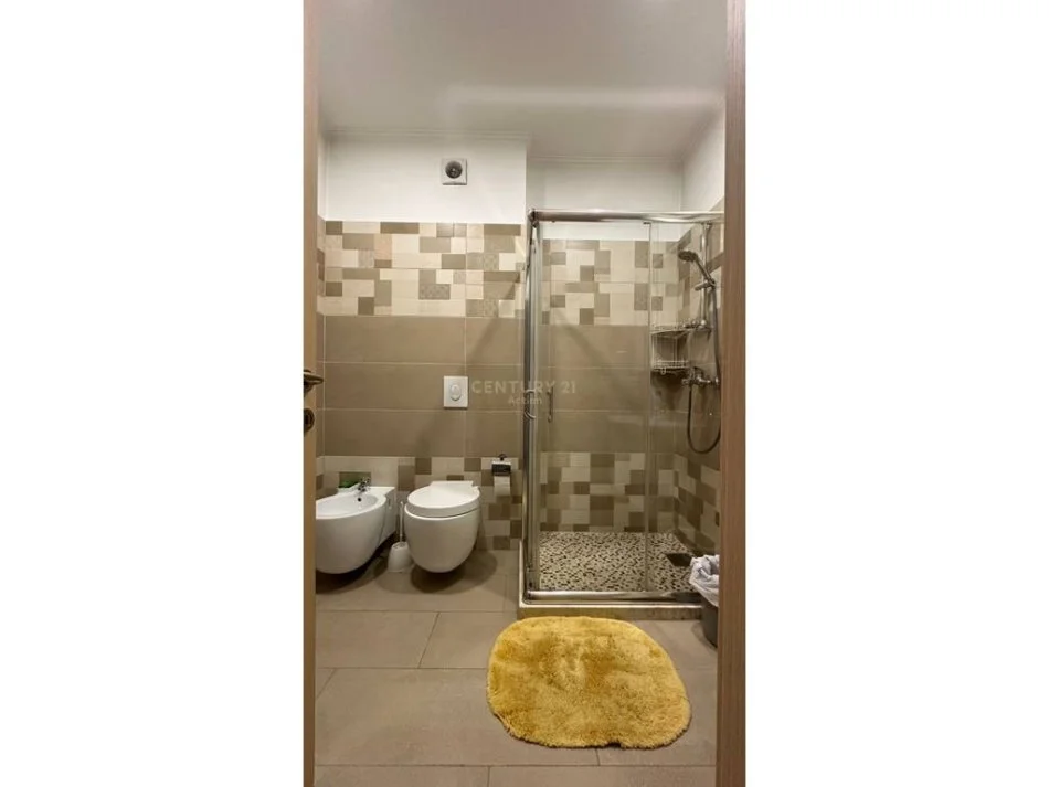 Tirane, jepet me qera apartament 2+1+Ballkon Kati 8, 116 m² 850 € (pazari i ri)