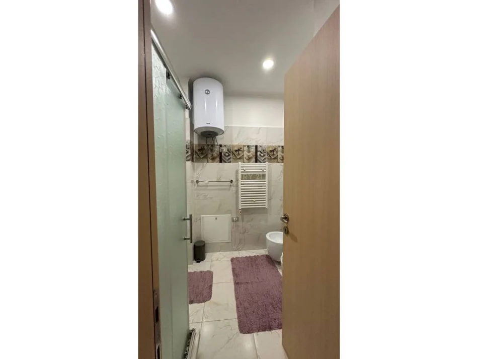 Tirane, jepet me qera apartament 2+1+Ballkon Kati 8, 116 m² 850 € (pazari i ri)