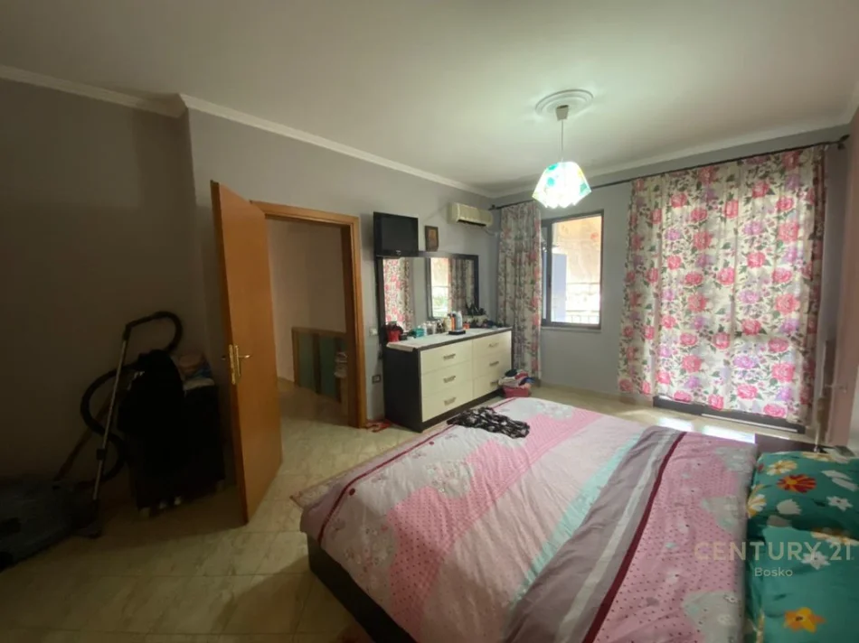 Tirane, shitet apartament 3+1 Kati 3, 141 m² 250.000 € (Kompleksi Grand, Tregu Elektrik)