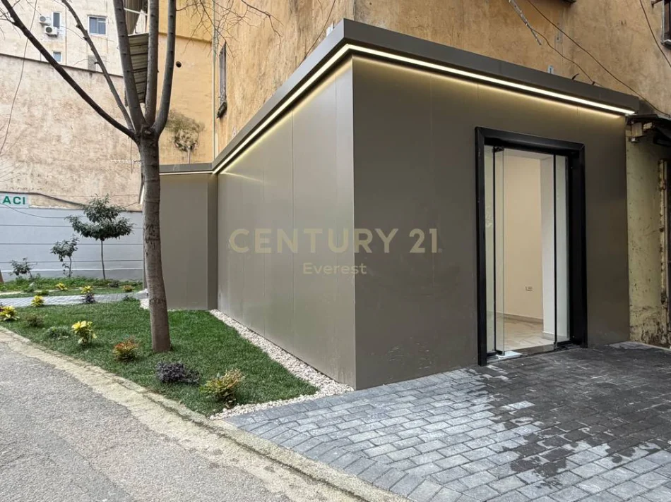 Tirane, shitet dyqan Kati 0, 49 m² 240.000 € (Xhamllik)