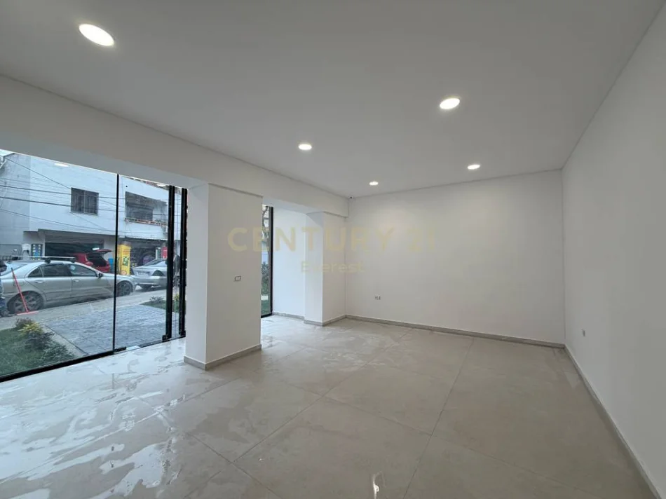 Tirane, shitet dyqan Kati 0, 49 m² 240.000 € (Xhamllik)