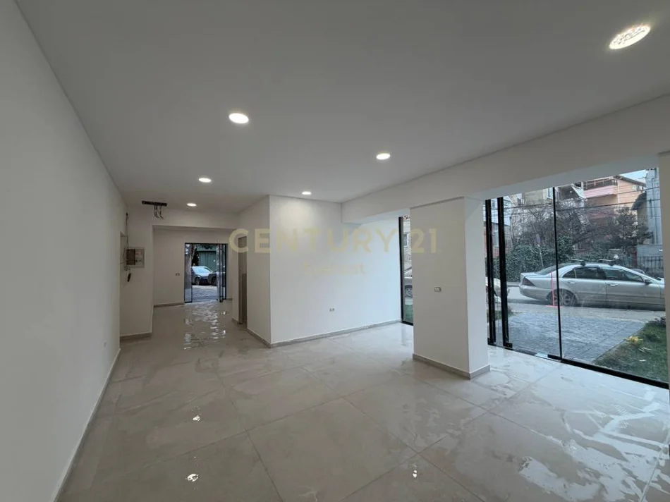 Tirane, shitet dyqan Kati 0, 49 m² 240.000 € (Xhamllik)