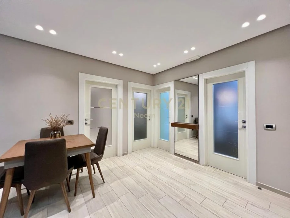 Tirane, jepet me qera apartament 2+1+Ballkon Kati 2, 75 m² 900 € (sheshi skenderbe)