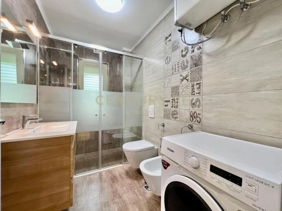 Tirane, jepet me qera apartament 2+1+Ballkon Kati 2, 75 m² 900 € (sheshi skenderbe)