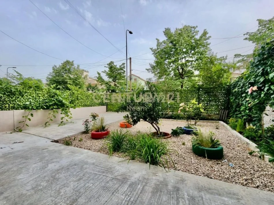 Tirane, jepet me qera apartament 2+1 Kati 1, 84 m² 700 € (selite)