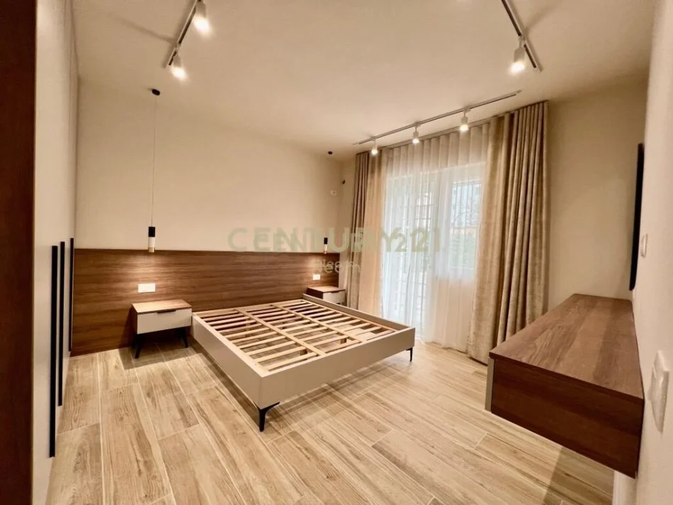 Tirane, jepet me qera apartament 2+1 Kati 1, 84 m² 700 € (selite)