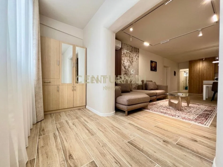 Tirane, jepet me qera apartament 2+1 Kati 1, 84 m² 700 € (selite)