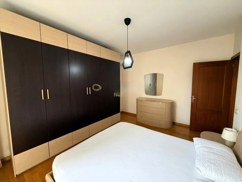 Tirane, jepet me qera apartament 2+1 Kati 1, 86 m² 550 € (PERBALLE DELIJORGJIT)
