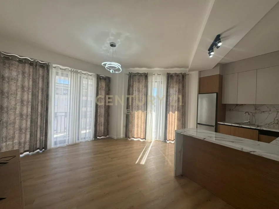 Shqiperi, jepet me qera apartament 2+1+Ballkon Kati 7, 100 m² 550 € (Astir)