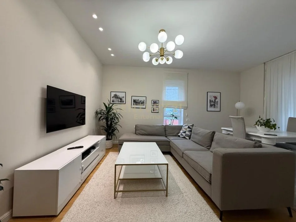 Tirane, jepet me qera apartament 2+1+Ballkon Kati 4, 95 m² 700 € (Kopshti botanik)