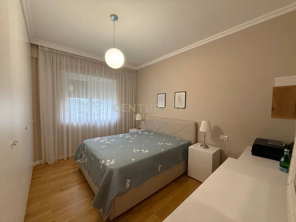 Tirane, jepet me qera apartament 2+1+Ballkon Kati 4, 95 m² 700 € (Kopshti botanik)