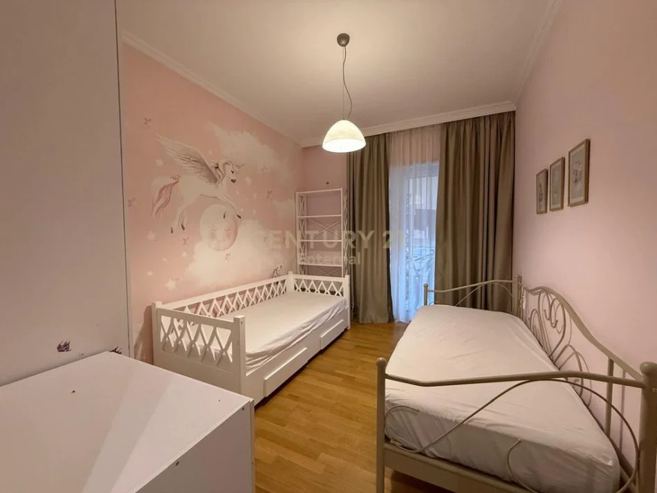 Tirane, jepet me qera apartament 2+1+Ballkon Kati 4, 95 m² 700 € (Kopshti botanik)