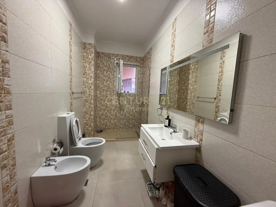 Tirane, jepet me qera apartament 2+1+Ballkon Kati 4, 95 m² 700 € (Kopshti botanik)