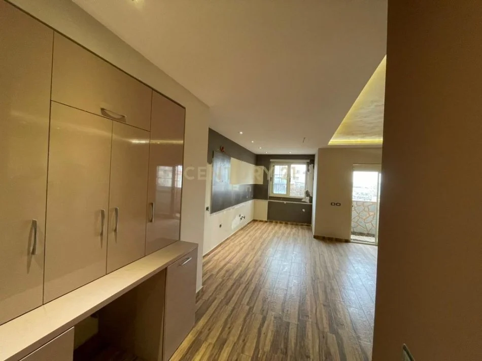 Durres, shitet apartament 2+1 Kati 8, 105 m² 120.000 € (Kazazi,Durres)