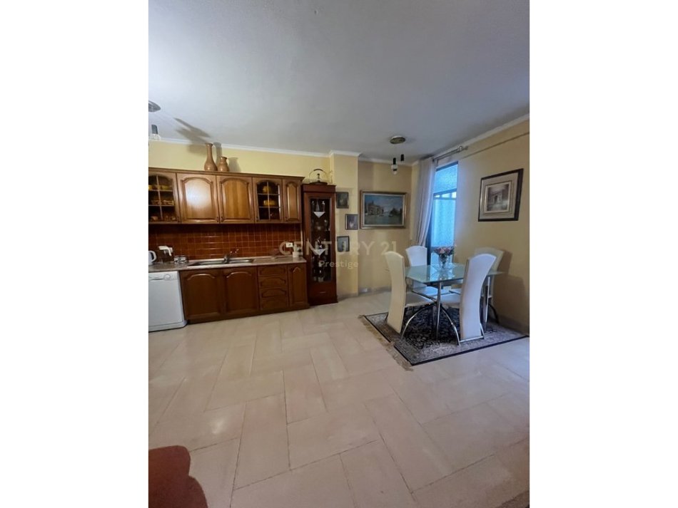 Tirane, shitet apartament 3+1 Kati 7, 125 m² 380.000 € (Ambasada Amerikane)