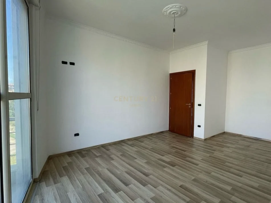 Tirane, shes apartament 3+1 Kati 4, 139 m² 320.000 € (Komuna e Parisit)