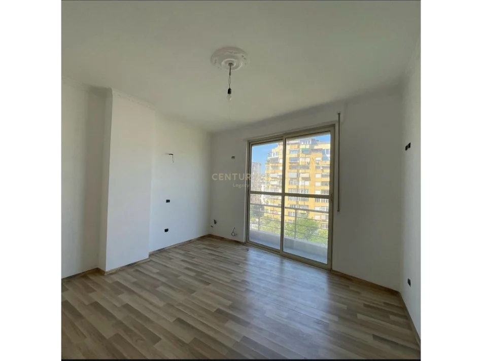 Tirane, shes apartament 3+1 Kati 4, 139 m² 320.000 € (Komuna e Parisit)