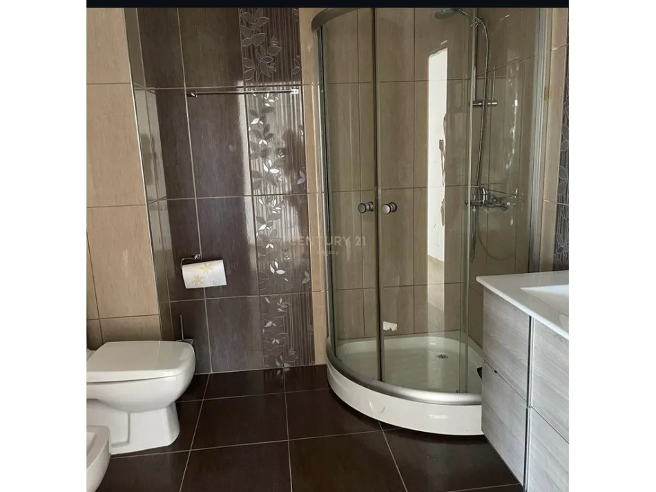 Tirane, shes apartament 3+1 Kati 4, 139 m² 320.000 € (Komuna e Parisit)