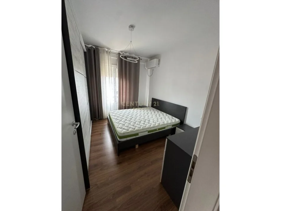 Tirane, jepet me qera apartament 2+1+Ballkon Kati 2, 90 m² 600 € (Kopshti botanik)