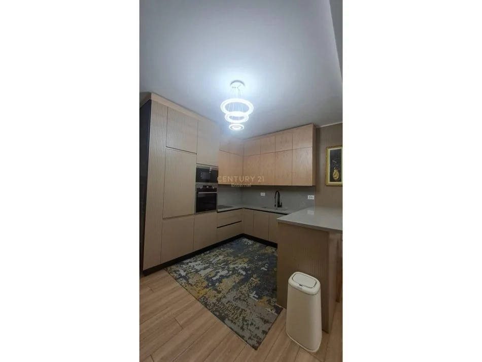 Tirane, jepet me qera apartament 3+1+Ballkon Kati 6, 159 m² 2.300 € (Rruga e kavajes)