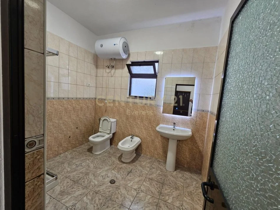 Tirane, jepet me qera apartament 2+1 Kati 1, 224 m² 450 € (Laprake)