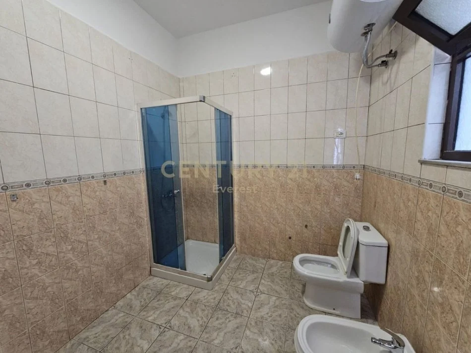 Tirane, jepet me qera apartament 2+1 Kati 1, 224 m² 450 € (Laprake)