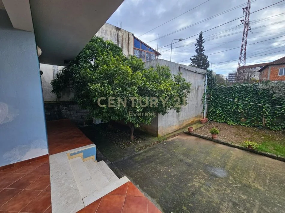 Tirane, jepet me qera apartament 2+1 Kati 1, 224 m² 450 € (Laprake)