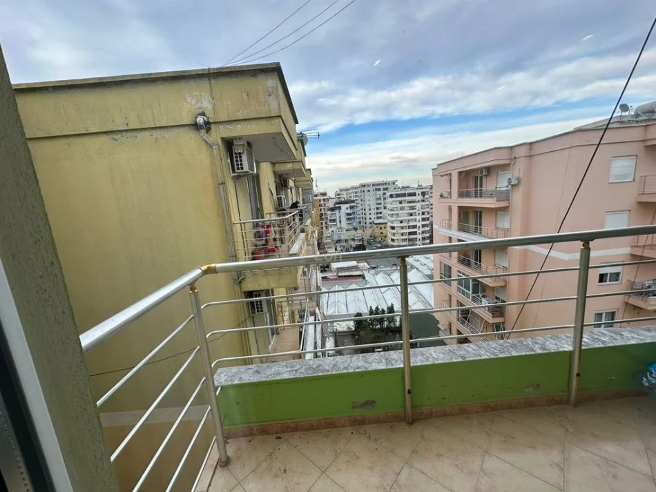 Durres, shitet apartament 1+1 Kati 9, 70 m² 105.000 € (Qender te durresit)