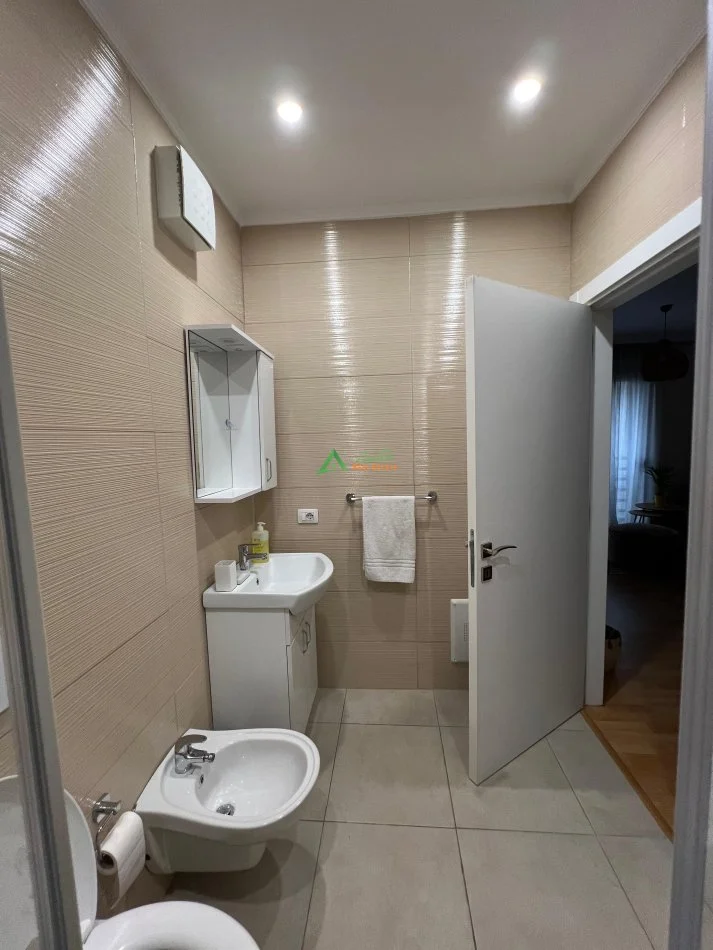 Tirane, jepet me qera apartament 2+1+Ballkon Kati 4, 80 m² 800 € (Pazari i ri, rruga Hoxha Tahsim)