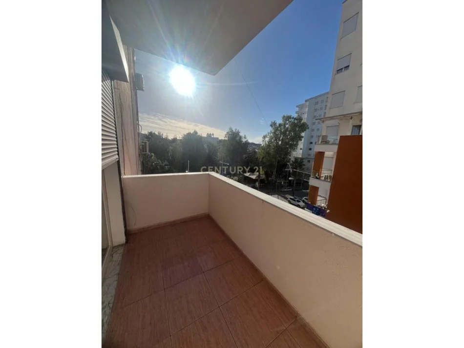 Durres, jepet me qera apartament 2+1 Kati 4, 100 m² 550 € (Plazh)